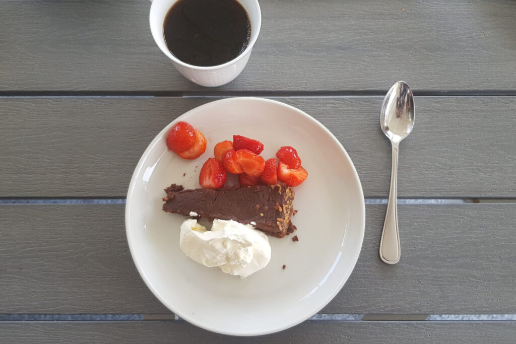 LCHF-Kladdkaka med jordgubbar och grädde