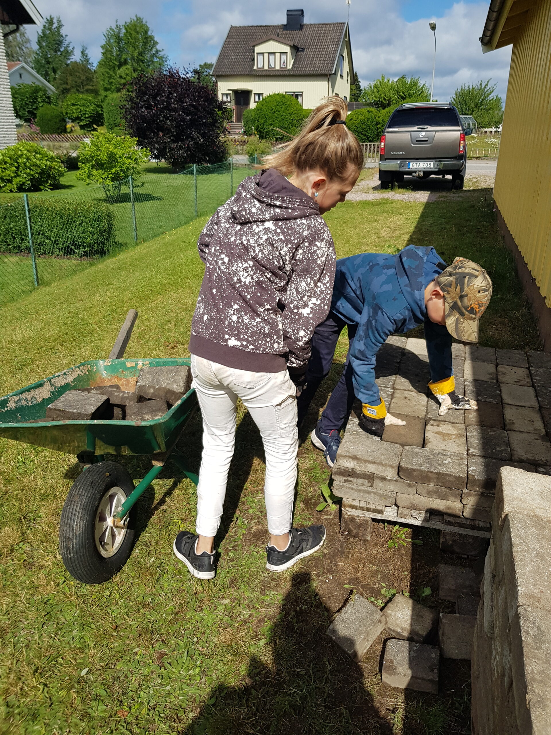 Barnen staplar gammal kantsten